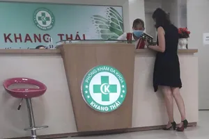 'Chăm sóc kỹ' phòng khám để phiên dịch trị bệnh và moi tiền