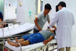 Tông xe, chọi gạch bể đầu vì rượu bia