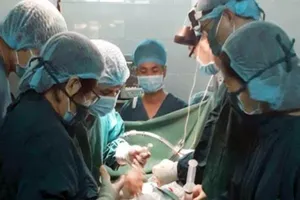 Cứu sống ca nguy kịch do tai nạn 'từ trên trời rơi xuống'