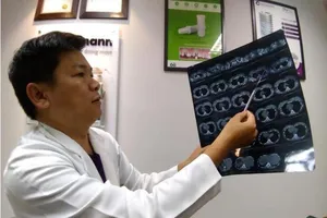 Bộ ngực hóa 'đá' sau 10 năm bơm silicon dạo