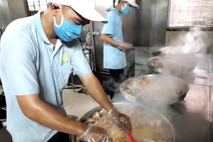 Ban Quản lý An toàn thực phẩm TP.HCM 'soi' suất ăn nấu sẵn