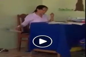 Cô giáo quăng vở học sinh xuống đất sau chấm điểm