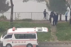 Thực hư Bệnh viện Chợ Rẫy đổ chất thải xuống kênh