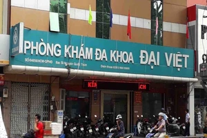 Đóng cửa 4,5 tháng phòng khám moi tiền bệnh nhân trên bàn mổ