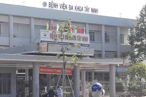 Đang ngồi trên lề đường, bị ô tô lao lên đè vỡ gan