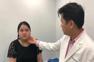 Cái tết đầu tiên của cô gái có gương mặt lõm sâu, méo xệch