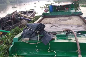 Bắt giữ 2 ghe hút trộm cát trên sông Sài Gòn