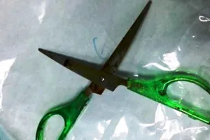 2 vợ chồng cầm kéo đâm nhau