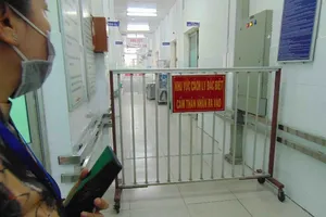 Ba người TQ rời khỏi nơi lưu trú khi đang bị cách ly