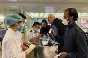 Bắt buộc khai báo y tế với tất cả hành khách nhập cảnh