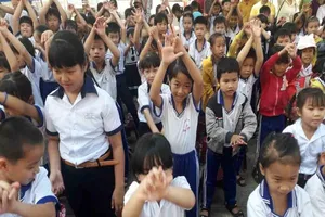 Cách giúp người lớn và trẻ em vượt qua sự căng thẳng COVID-19