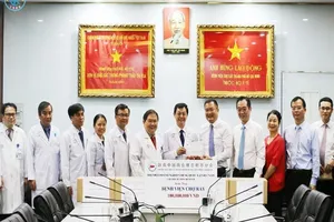 Tổng lãnh sự Trung Quốc tặng quà cho Bệnh viện Chợ Rẫy