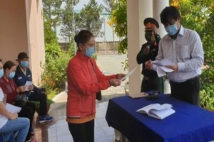 Xét nghiệm COVID-19 với người ở lô A1 chung cư Hòa Bình