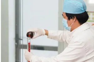 BV Da liễu TP.HCM tự pha chế nước rửa tay phòng COVID-19