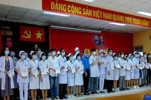 BV Trưng Vương trao bảo hiểm COVID-19 cho 81 nhân viên y tế