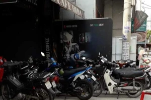 Buộc tạm đóng cửa 1 quán cà phê bida để phòng COVID-19