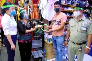 TP.HCM: Chợ Hóc Môn tặng tiểu thương mũ kính phòng COVID-19