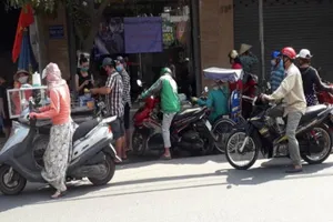 Trao quà, phát cơm từ thiện nên báo trước với địa phương