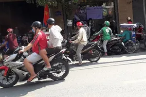 Hóc Môn ngưng 3 điểm phát quà từ thiện vì tập trung đông 