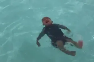 Em bé hoảng sợ khóc thét giữa hồ bơi. Ảnh: Cắt từ clip