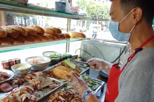 TP.HCM: Khoảng cách giữa hai thực khách tối thiểu 1 m