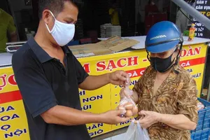 Nhiều người góp thêm gạo vô 'ống gạo' của chủ vựa trứng