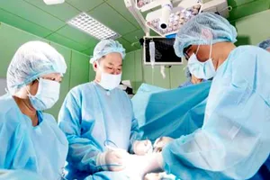 Các bác sĩ đang phẫu thuật cho bệnh nhân bị ung thư dương vật. Ảnh: BVCC