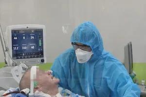 Bệnh nhân phi công người Anh đã mỉm cười, bắt tay bác sĩ 