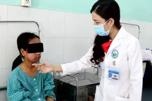 Mặt mũi banh chành vì thoa kem lột da mua trên mạng 