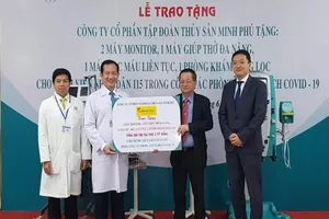 Bệnh viện Nhân dân 115 TP.HCM nhận các thiết bị y tế hỗ trợ phòng chống COVID-19 từ nhà tài trợ. Ảnh: TRẦN NGỌC