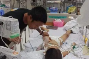 Cháu C. đang điều trị tại BV Nhi đồng 2 trong tình trạng hôn mê sâu. Ảnh: ĐOÀN HÙNG