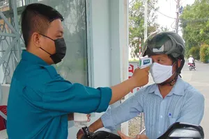 TP.HCM: Các công sở đo thân nhiệt và nhắc dân mang khẩu trang
