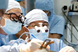 Hai ê kíp cùng lúc mổ và sửa tim cứu bệnh nhân 65 tuổi