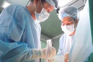 Cơn đau hành hạ liên tục do vỡ túi ngực… của Pháp