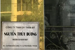 Tay không vẫn hành nghề khám, chữa bệnh