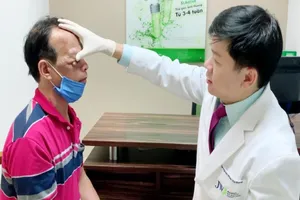 Không thấy ánh sáng do khối u biến dạng che toàn bộ mắt phải