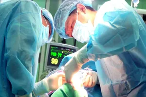 Chuyện lạ: Tiêm kháng sinh vào mông để sửa mũi sắp đứt lìa