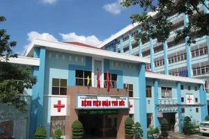 Mẹ bỏ con vô thùng rác trong nhà vệ sinh sau khi sinh rớt