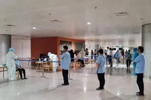 TP.HCM lấy mẫu giám sát COVID-19 người làm việc tại sân bay