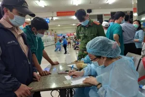 Bác sĩ làm thơ tặng nhân viên y tế xuyên đêm chống COVID-19