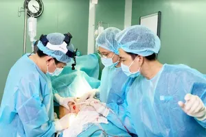 'Sờ gáy' cơ sở thẩm mỹ bỏ quên gạc trong ngực khách 