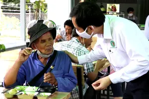 No lòng suất cơm 0 đồng giữa mùa COVID-19