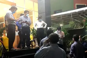 TP.HCM: Phong tỏa nơi ca nghi nhiễm COVID-19 ở và làm việc