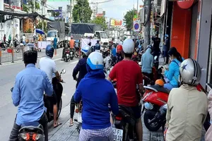 Nhiều người vẫn vô tư ăn tại chỗ, không mang khẩu trang 