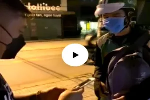 Người thanh niên tặng gạo, mì và ký thịt mới mua cho người chạy grab nghèo