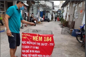 TP.HCM: Người dân quận 12 tự cách ly chống dịch COVID-19