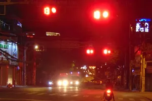 Dân TP.HCM không vượt đèn đỏ cho dù vắng xe giữa mùa COVID-19