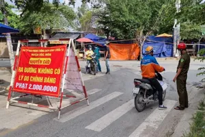 TP.HCM: Túm tụm mua bán trái cây giữa dịch COVID-19, ba người bị phạt