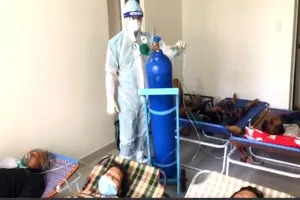 Bác sĩ tuyến đầu sáng chế một bình oxy cho nhiều bệnh nhân dùng cùng lúc