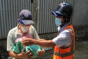 Hóc Môn, TP.HCM: UBND xã Trung Chánh đã hỗ trợ thực phẩm cho 22 hộ khó khăn